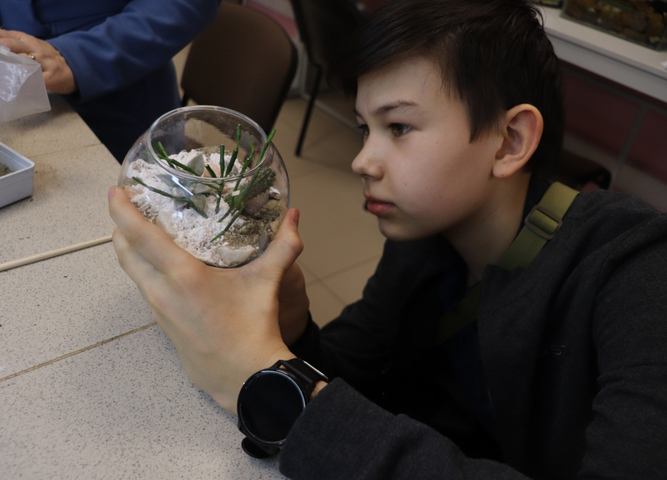 Занятие по изготовлению флорариума состоялось в детском технопарке «Кванториум Сибирь»
