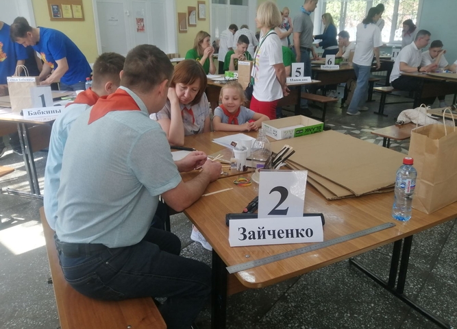 Семья Семена Зайченко представила «Кванториум Сибирь» на I городском семейном фестивале изобретений «КараКУРАЖ»