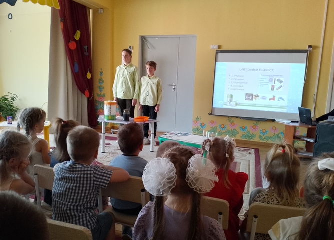 Волонтеры «Кванториума Сибирь» учат усольчан правильной утилизации батареек
